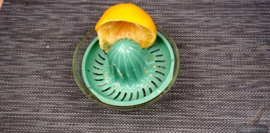 Фото приготовления рецепта: Салат по-кишинёвски, с помидорами, огурцами, перцем и маслинами - шаг №8