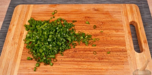 Фото приготовления рецепта: Салат по-кишинёвски, с помидорами, огурцами, перцем и маслинами - шаг №5