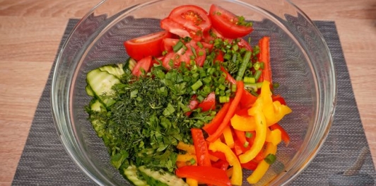 Фото приготовления рецепта: Салат по-кишинёвски, с помидорами, огурцами, перцем и маслинами - шаг №7