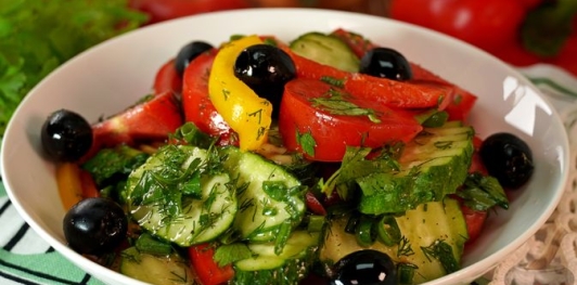 Фото приготовления рецепта: Салат по-кишинёвски, с помидорами, огурцами, перцем и маслинами - шаг №13