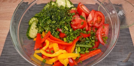 Фото приготовления рецепта: Салат по-кишинёвски, с помидорами, огурцами, перцем и маслинами - шаг №10