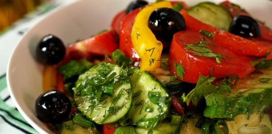 Фото приготовления рецепта: Салат по-кишинёвски, с помидорами, огурцами, перцем и маслинами - шаг №12