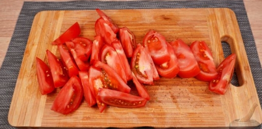 Фото приготовления рецепта: Салат по-кишинёвски, с помидорами, огурцами, перцем и маслинами - шаг №3