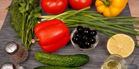 Фото приготовления рецепта: Салат по-кишинёвски, с помидорами, огурцами, перцем и маслинами - шаг №1