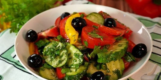 Фото приготовления рецепта: Салат по-кишинёвски, с помидорами, огурцами, перцем и маслинами - шаг №11