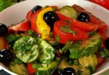 Салат по-кишинёвски, с помидорами, огурцами, перцем и маслинами