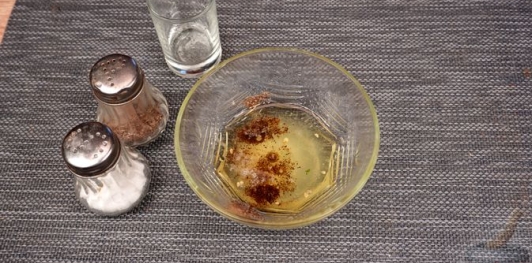 Фото приготовления рецепта: Салат по-кишинёвски, с помидорами, огурцами, перцем и маслинами - шаг №9