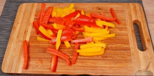 Фото приготовления рецепта: Салат по-кишинёвски, с помидорами, огурцами, перцем и маслинами - шаг №4