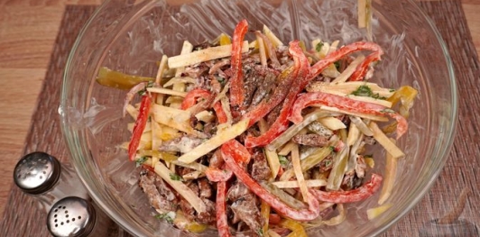 Фото приготовления рецепта: Салат "Пражский" с говядиной, перцем и яблоком - шаг №15