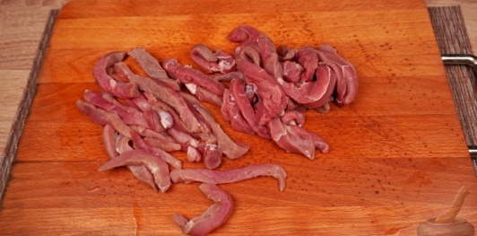 Фото приготовления рецепта: Салат "Пражский" с говядиной, перцем и яблоком - шаг №2