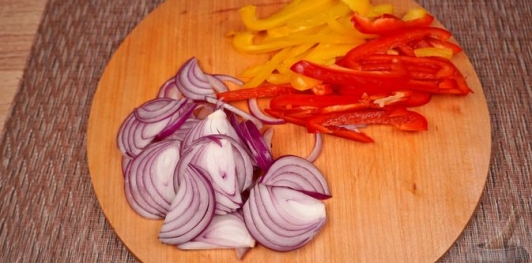 Фото приготовления рецепта: Салат "Пражский" с говядиной, перцем и яблоком - шаг №3