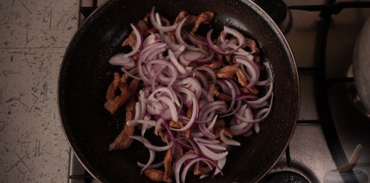 Фото приготовления рецепта: Салат "Пражский" с говядиной, перцем и яблоком - шаг №10