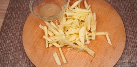 Фото приготовления рецепта: Салат "Пражский" с говядиной, перцем и яблоком - шаг №9