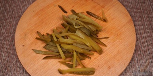 Фото приготовления рецепта: Салат "Пражский" с говядиной, перцем и яблоком - шаг №6