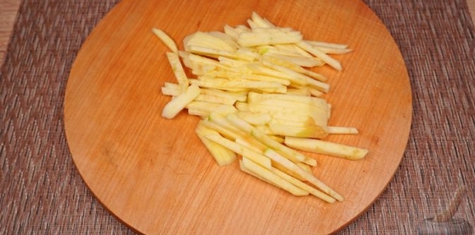 Фото приготовления рецепта: Салат "Пражский" с говядиной, перцем и яблоком - шаг №8