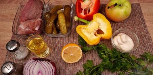 Фото приготовления рецепта: Салат "Пражский" с говядиной, перцем и яблоком - шаг №1