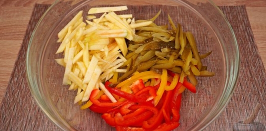 Фото приготовления рецепта: Салат "Пражский" с говядиной, перцем и яблоком - шаг №11