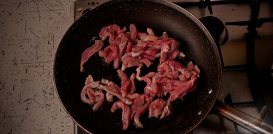 Фото приготовления рецепта: Салат "Пражский" с говядиной, перцем и яблоком - шаг №4