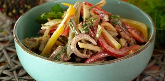 Фото приготовления рецепта: Салат "Пражский" с говядиной, перцем и яблоком - шаг №16