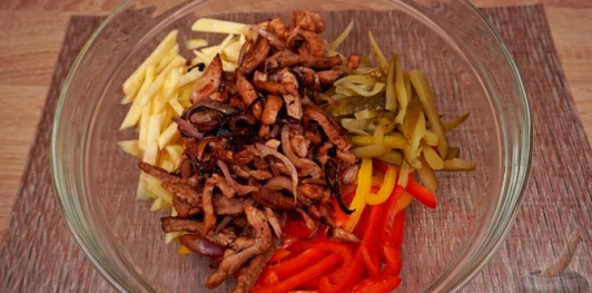 Фото приготовления рецепта: Салат "Пражский" с говядиной, перцем и яблоком - шаг №12