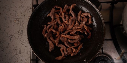 Фото приготовления рецепта: Салат "Пражский" с говядиной, перцем и яблоком - шаг №5