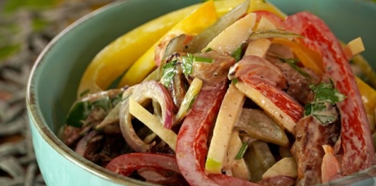 Фото приготовления рецепта: Салат "Пражский" с говядиной, перцем и яблоком - шаг №17