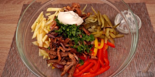 Фото приготовления рецепта: Салат "Пражский" с говядиной, перцем и яблоком - шаг №14