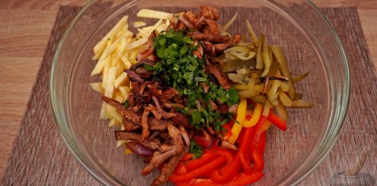 Фото приготовления рецепта: Салат "Пражский" с говядиной, перцем и яблоком - шаг №13