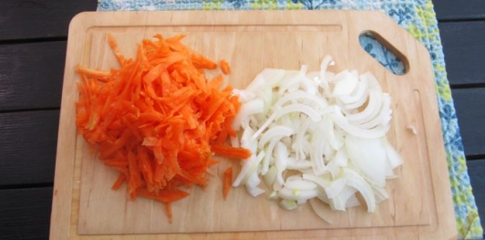 Фото приготовления рецепта: Салат с яичными блинчиками и кальмарами - шаг №2