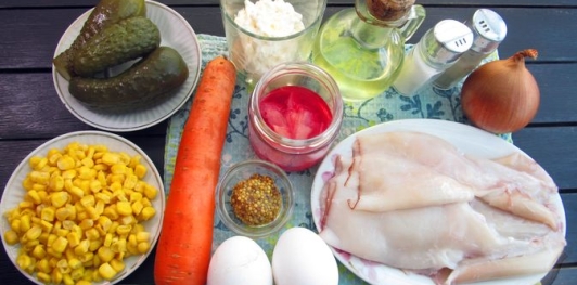 Фото приготовления рецепта: Салат с яичными блинчиками и кальмарами - шаг №1