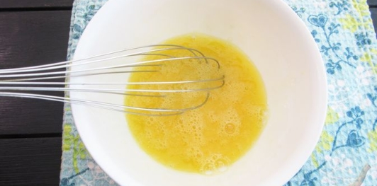 Фото приготовления рецепта: Салат с яичными блинчиками и кальмарами - шаг №7