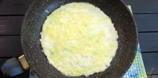 Фото приготовления рецепта: Салат с яичными блинчиками и кальмарами - шаг №8