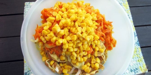 Фото приготовления рецепта: Салат с яичными блинчиками и кальмарами - шаг №15