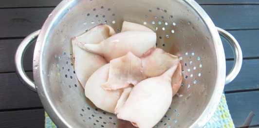 Фото приготовления рецепта: Салат с яичными блинчиками и кальмарами - шаг №5