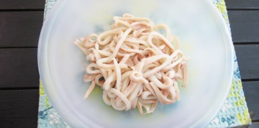 Фото приготовления рецепта: Салат с яичными блинчиками и кальмарами - шаг №10