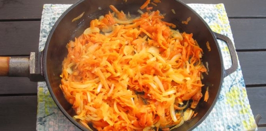 Фото приготовления рецепта: Салат с яичными блинчиками и кальмарами - шаг №3