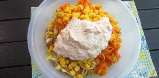 Фото приготовления рецепта: Салат с яичными блинчиками и кальмарами - шаг №19