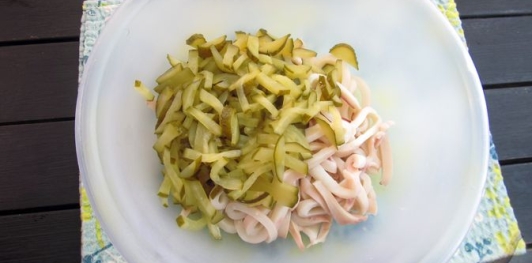 Фото приготовления рецепта: Салат с яичными блинчиками и кальмарами - шаг №11