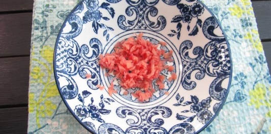 Фото приготовления рецепта: Салат с яичными блинчиками и кальмарами - шаг №16