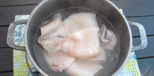 Фото приготовления рецепта: Салат с яичными блинчиками и кальмарами - шаг №4