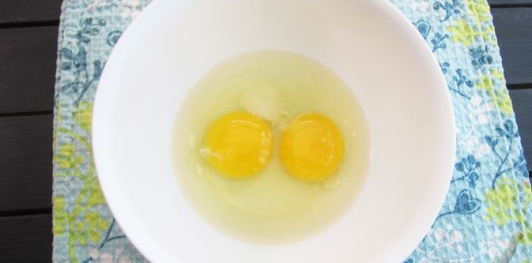 Фото приготовления рецепта: Салат с яичными блинчиками и кальмарами - шаг №6