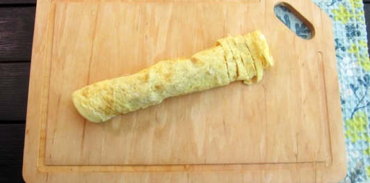 Фото приготовления рецепта: Салат с яичными блинчиками и кальмарами - шаг №12