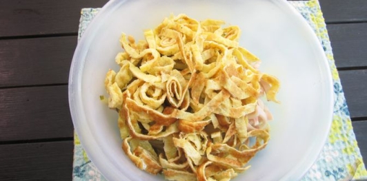 Фото приготовления рецепта: Салат с яичными блинчиками и кальмарами - шаг №13