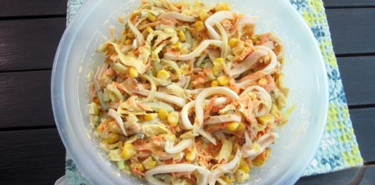 Фото приготовления рецепта: Салат с яичными блинчиками и кальмарами - шаг №20