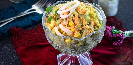 Фото приготовления рецепта: Салат с яичными блинчиками и кальмарами - шаг №21