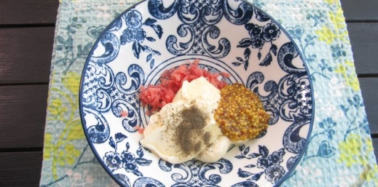 Фото приготовления рецепта: Салат с яичными блинчиками и кальмарами - шаг №17