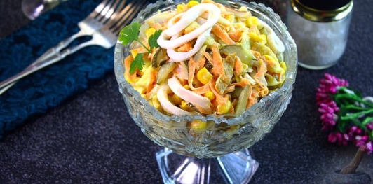 Фото приготовления рецепта: Салат с яичными блинчиками и кальмарами - шаг №22