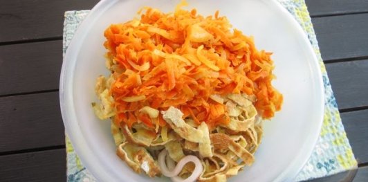 Фото приготовления рецепта: Салат с яичными блинчиками и кальмарами - шаг №14