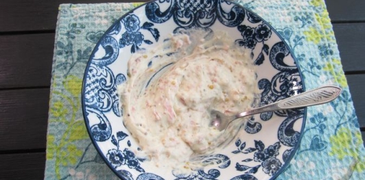 Фото приготовления рецепта: Салат с яичными блинчиками и кальмарами - шаг №18