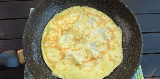 Фото приготовления рецепта: Салат с яичными блинчиками и кальмарами - шаг №9